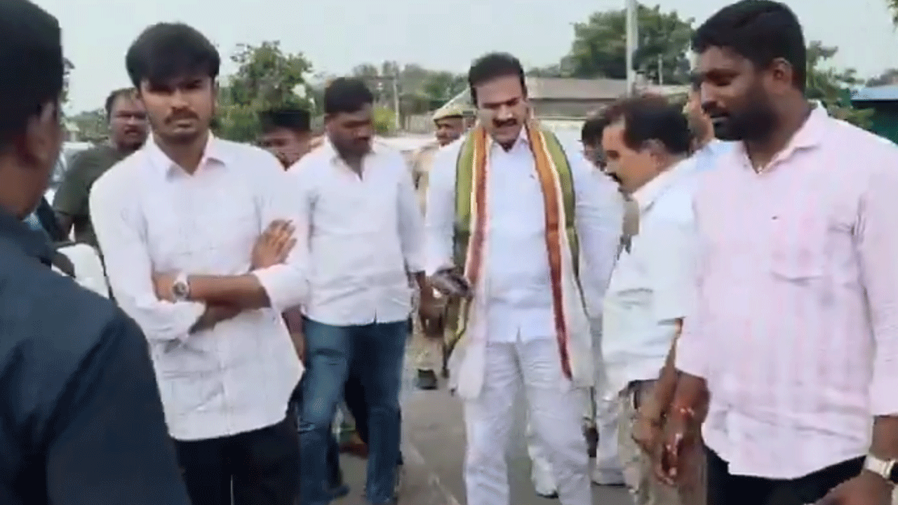 Power bank explodes | ఎమ్మెల్యే రామచంద్రు నాయక్ కారులో పేలిన ప‌వ‌ర్ బ్యాంక్ : వీడియో