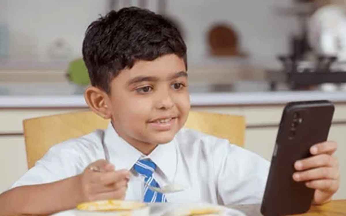 Mobile Phone | మీ పిల్ల‌లు ఫోన్ల‌ను చూస్తూ ఆహారం తింటున్నారా.. అయితే జాగ్ర‌త్త‌.. వైద్యుల హెచ్చ‌రిక‌..