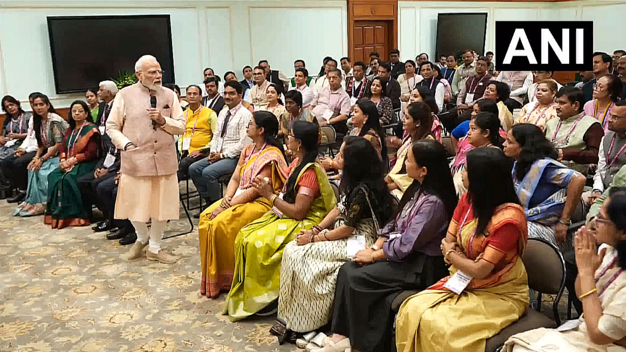 PM Modi: పిల్ల‌లు స్క్రీన్‌కు బానిస‌వుతున్నారు.. వారిని మైదానంలో ఆడించండి: టీచ‌ర్ల‌తో ప్ర‌ధాని మోదీ