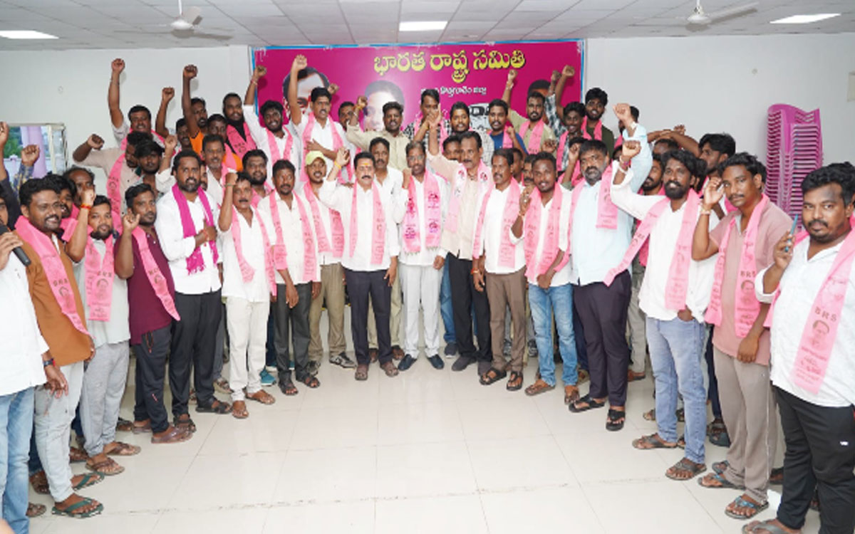 కారెక్కిన సీపీఐ సీనియర్ నేత కిలారు ప్రసాద్