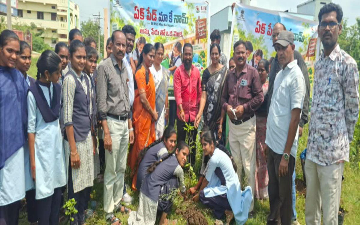 ప్రతి విద్యార్థి ఒక మొక్కను నాటాలి : ఎంపీడీవో బి.పద్మ