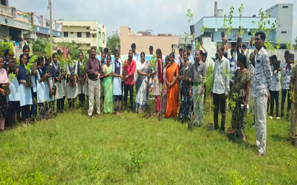 ప్రతి విద్యార్థి ఒక మొక్కను నాటాలి : ఎంపీడీవో బి.పద్మ