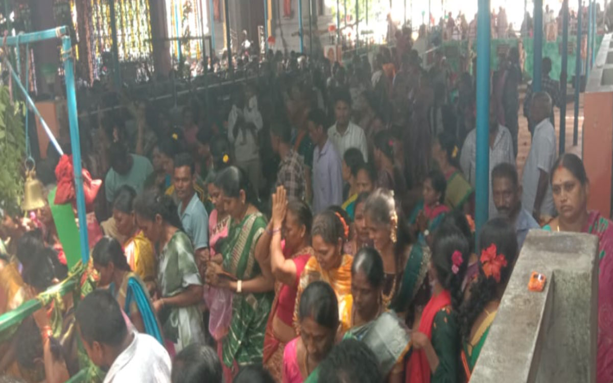 ముత్యాలమ్మ దేవాలయానికి పోటెత్తిన భక్తులు