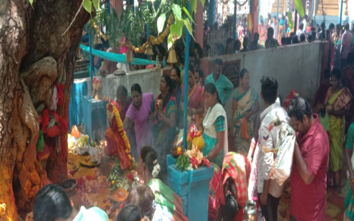 ముత్యాలమ్మ దేవాలయానికి పోటెత్తిన భక్తులు