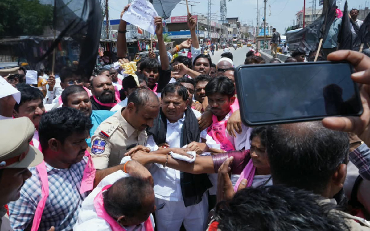 కాంగ్రెస్ ప్ర‌భుత్వంలో ప్ర‌జాస్వామ్యం ఖూనీ : మాజీ ఎమ్మెల్యే నల్లమోతు భాస్కర్‌రావు