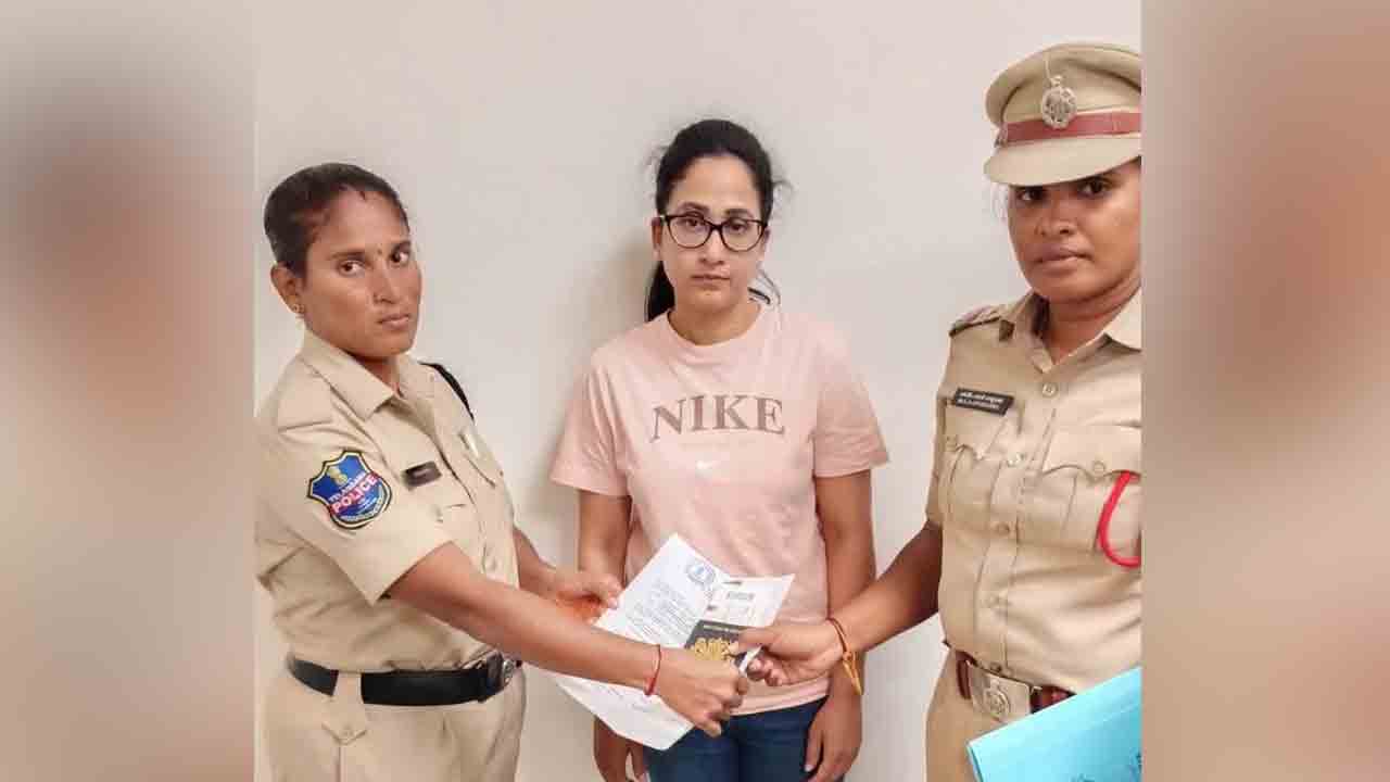 Youtuber Nandana | ఉద్యోగాల పేరిట మోసం.. తెలుగు యూట్యూబర్ నందన అరెస్ట్‌..!