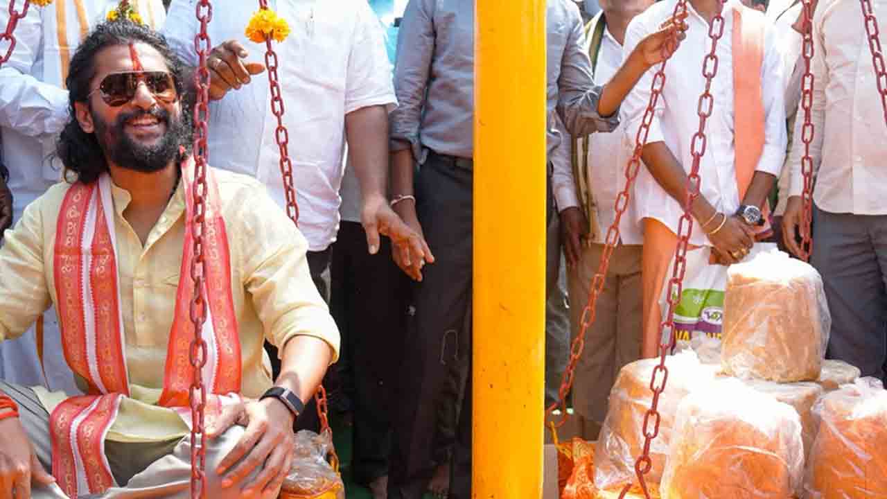 Sammakka-Saralamma | మేడారంలో ‘ది ప్యారడైజ్’ టీమ్.. సమ్మక్క-సారలమ్మకు నిలువెత్తు బంగారం మొక్కు చెల్లించిన నాని, శ్రీకాంత్ ఓదెల!
