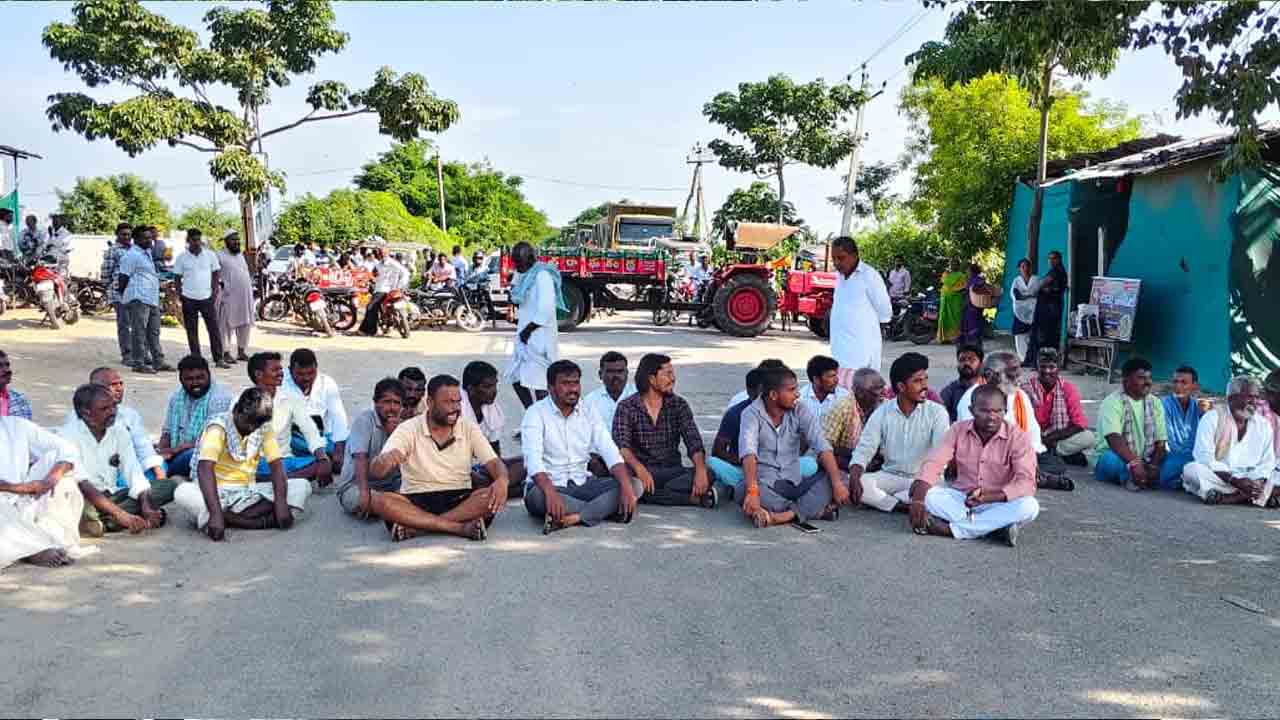 Power cuts | కరెంట్‌ కోతలతో రైతుల గగ్గోలు .. ఊట్కూర్‌ చెక్‌పోస్టు వద్ద రైతుల ధర్నా
