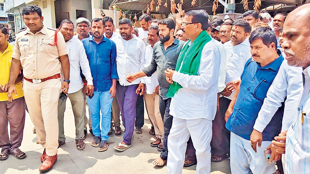 రేవంత్‌ గురుభక్తి వల్లే పాలమూరు ఎడారి