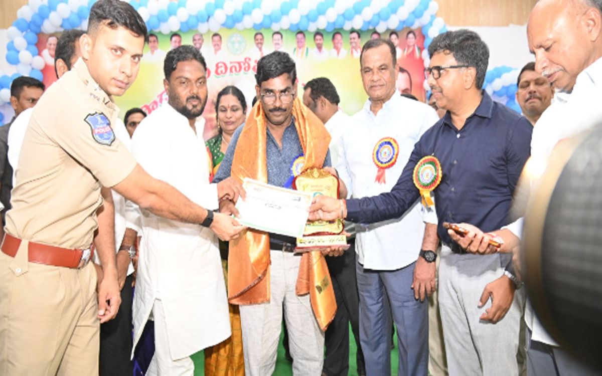 'సమాజంలో ఉపాధ్యాయుల పాత్ర ఎంతో గొప్పది'