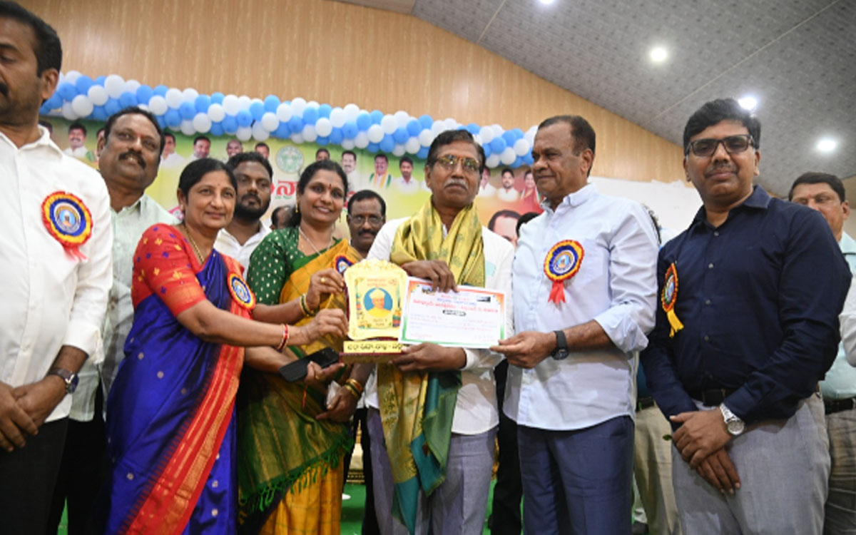 'సమాజంలో ఉపాధ్యాయుల పాత్ర ఎంతో గొప్పది'