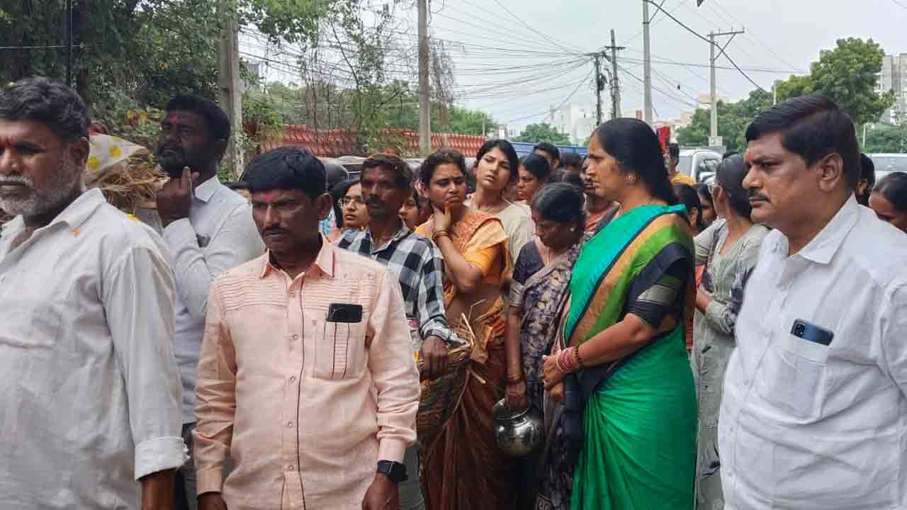 అనురాధకు నివాళులు అర్పించిన మాజీ డిప్యూటీ స్పీకర్ పద్మాదేవేందర్రెడ్డి అనురాధకు నివాళులు అర్పించిన మాజీ డిప్యూటీ స్పీకర్ పద్మాదేవేందర్రెడ్డి