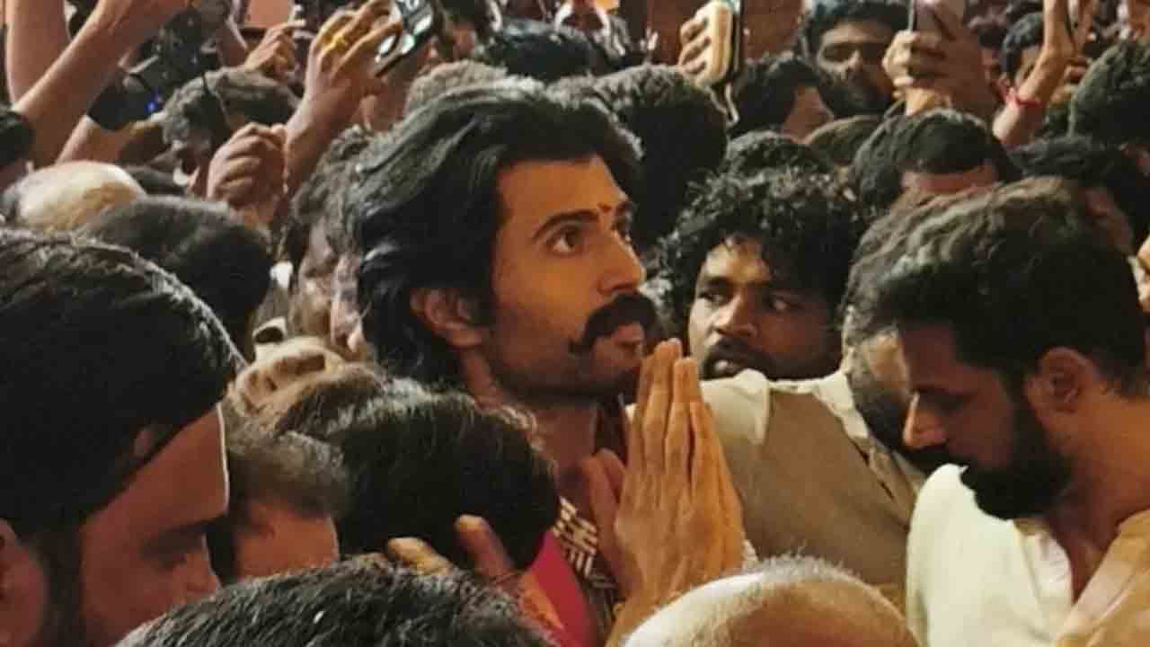 Vijay Deverakonda | బాలాపూర్ గణనాథుడిని దర్శించుకున్న విజయ్ దేవరకొండ.!