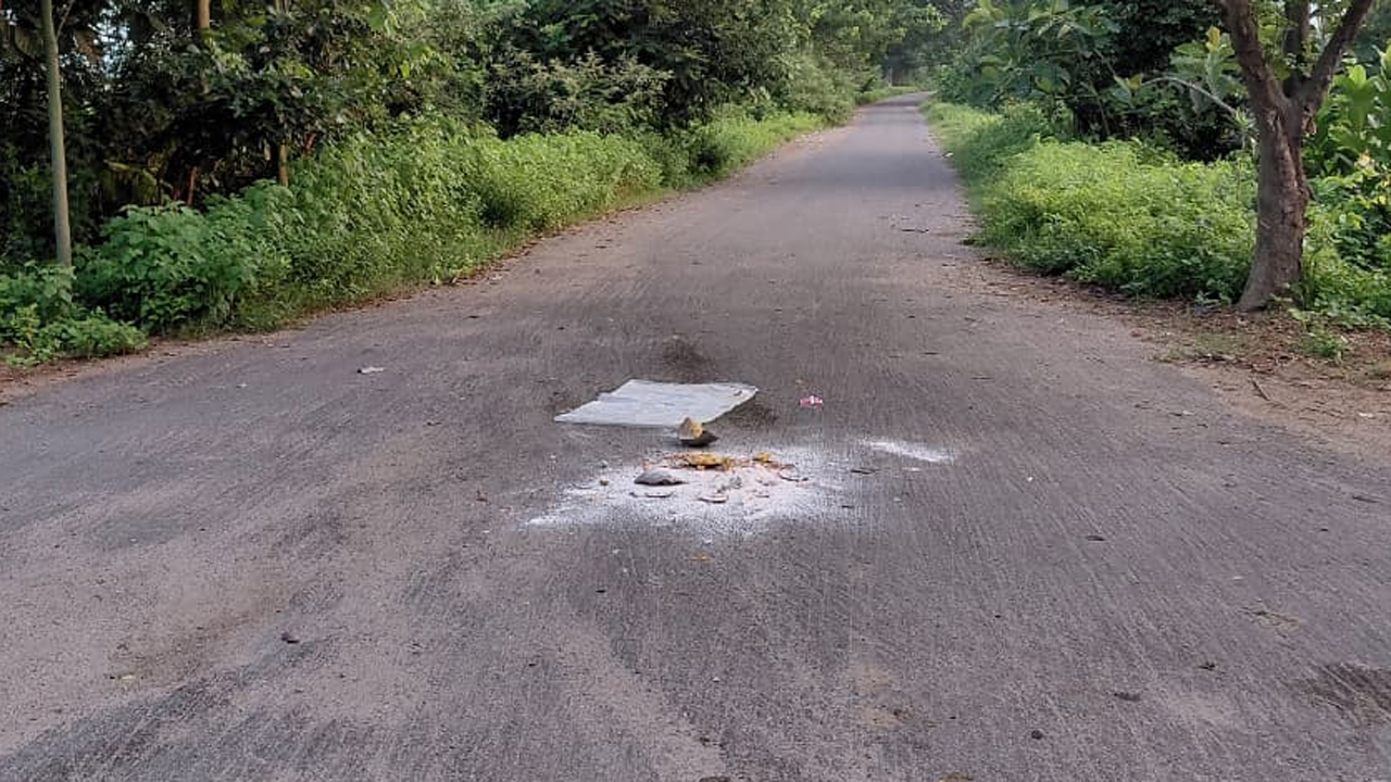 Peddapalli | పెద్దపల్లి జిల్లాలో క్షుద్రపూజల కలకలం.. రోడ్డుపై బూడిద, తెల్లటి పొడి చూసి భయాందోళనలో ప్రజలు