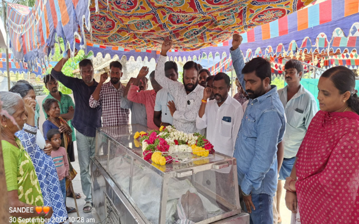 వెంకటయ్యకు బీఆర్ఎస్‌ నాయకుల నివాళి