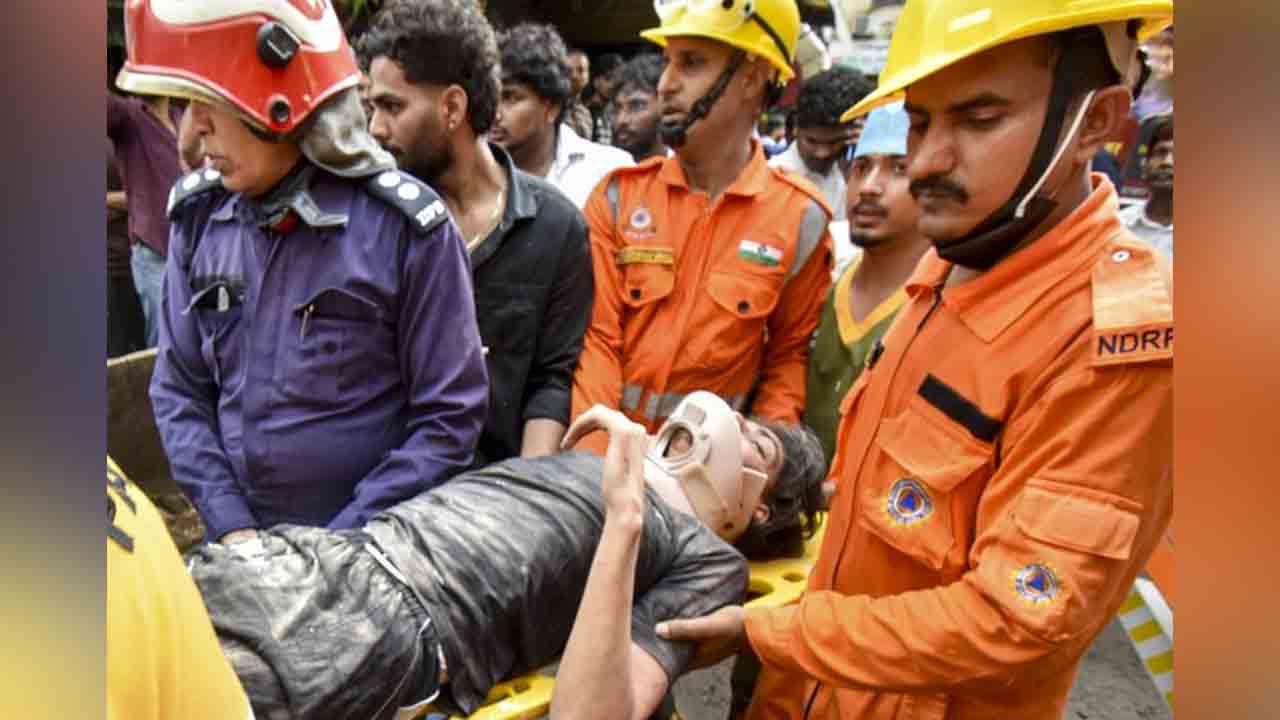 PG Building Collapse | ముగ్గురు మృతి.. తొమ్మిదిమందిని కాపాడిన అధికారులు..!