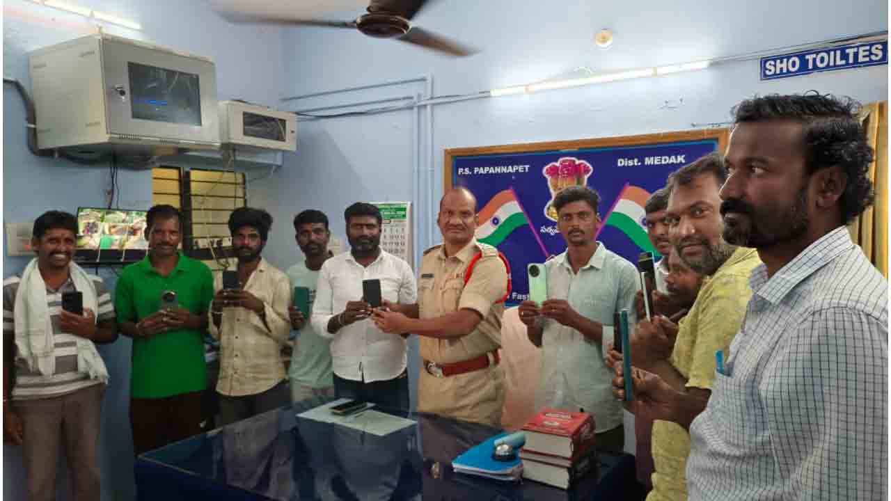 Cell phones | పోగొట్టుకున్న ఫోన్లు అప్పగించిన పోలీసులు .. హర్షం వ్యక్తం చేసిన బాధితులు