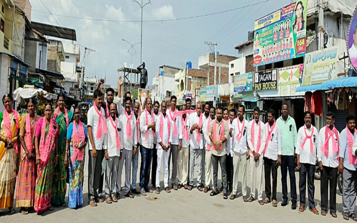 భూదాన్ పోచంపల్లిలో బీఆర్ఎస్ శ్రేణుల ధర్నా