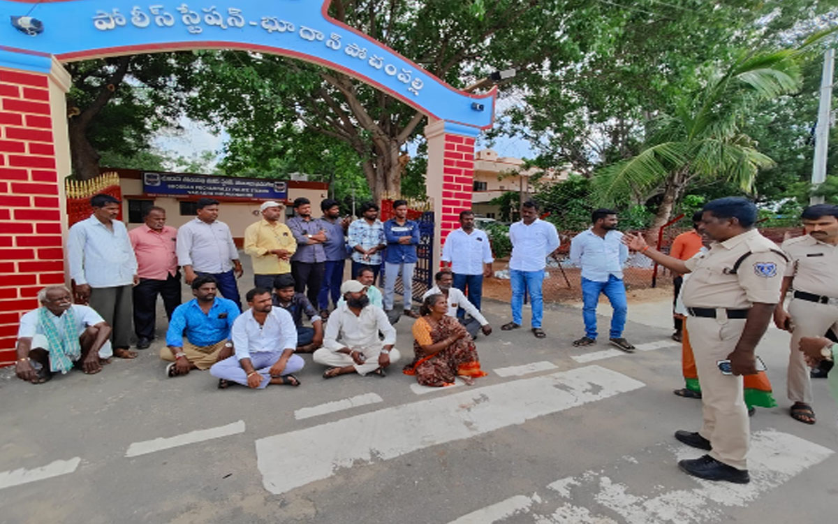 మహిళపై అసభ్య పోస్ట్.. చ‌ర్య‌లు తీసుకోవాల‌ని పోలీస్ స్టేషన్ ఎదుట బాధితుల‌ ధర్నా