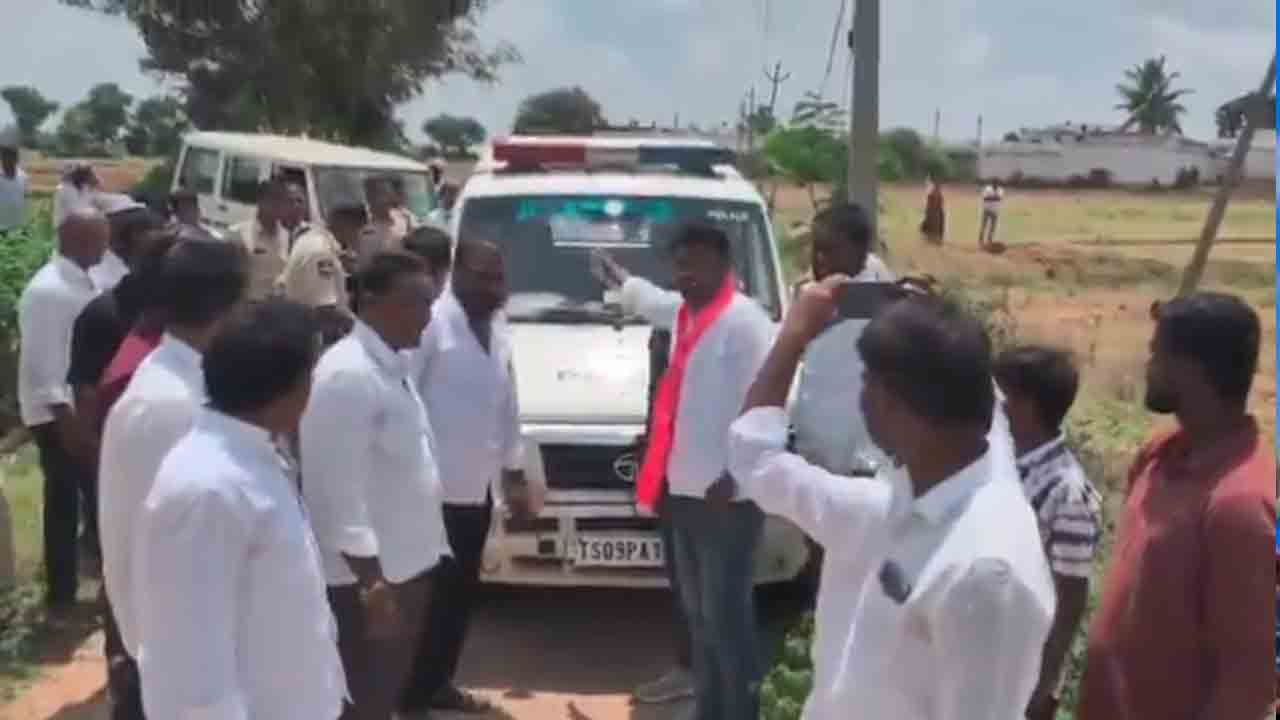 BRS Protest | ‘రేవంత్‌ రెడ్డి వాహనంలో డీజిల్‌ అయిపోయింది’.. పోలీస్ జీప్‌ను తోసిన బీఆర్‌ఎస్‌ కార్యకర్తలు.. వీడియో