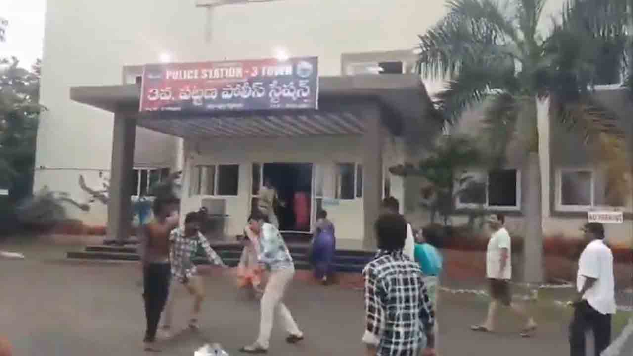 వివాహేతర సంబంధం వివాదం.. పోలీస్ స్టేషన్‌లోనే కొట్టుకున్న ఇరువర్గాలు : వీడియో