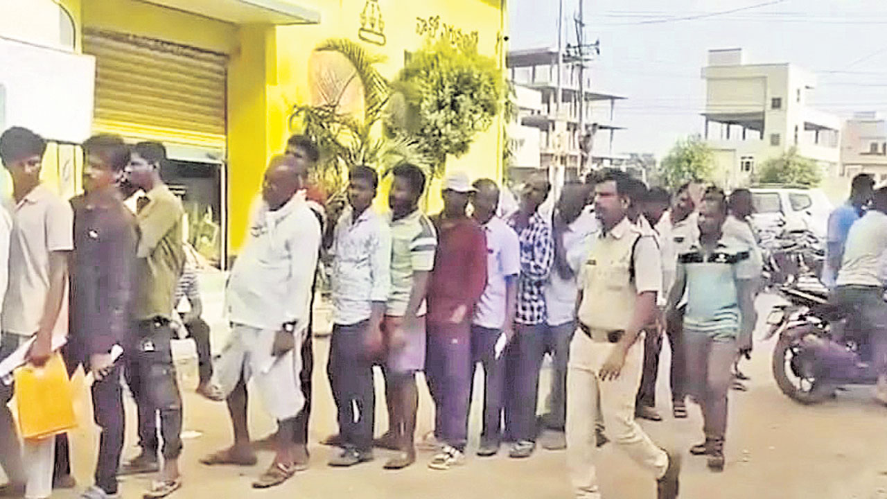 యూరియా కోసం రోడ్డెక్కిన రైతులు