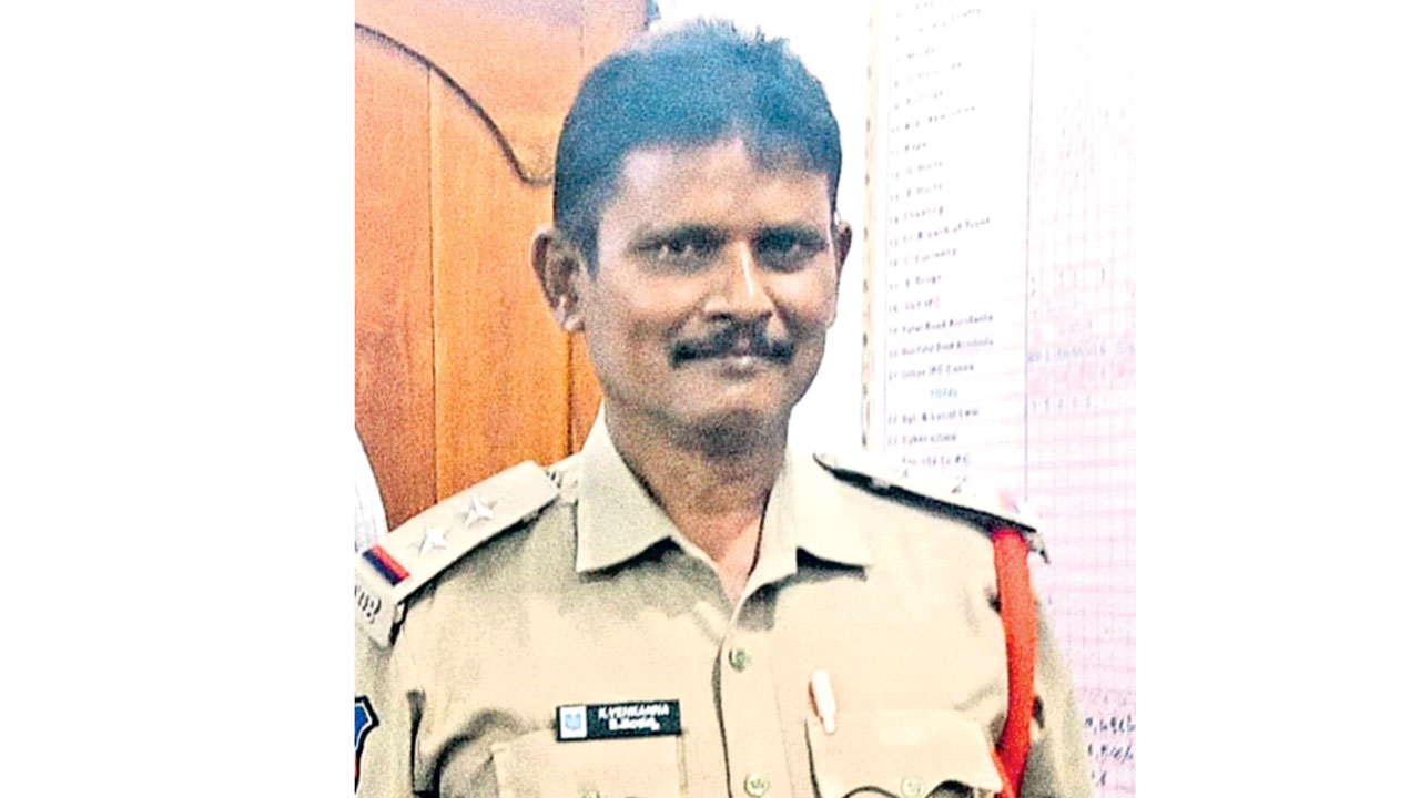 రోడ్డు ప్రమాదంలో కొత్తగూడెం-2 ఎస్సై మృతి