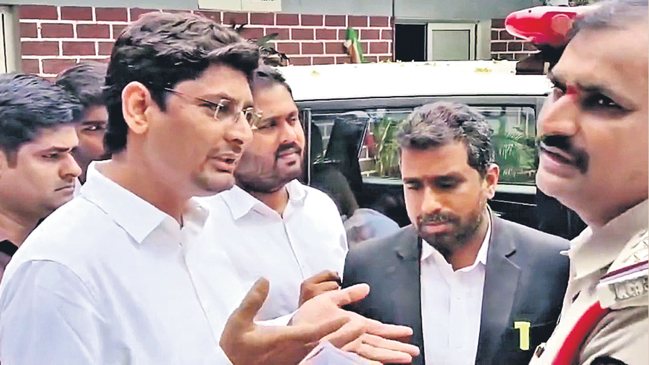 ఠాణాలో కాంగ్రెస్‌ మూకదాడి!