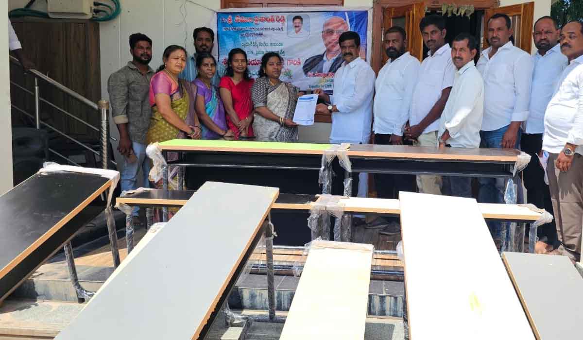 MLA Vemula Prashanth Reddy | ఎమ్మెల్యే వేముల ప్రశాంత్ రెడ్డి సౌజన్యంతో పాఠశాలలకు రూ.6లక్షల సామగ్రి అందజేత