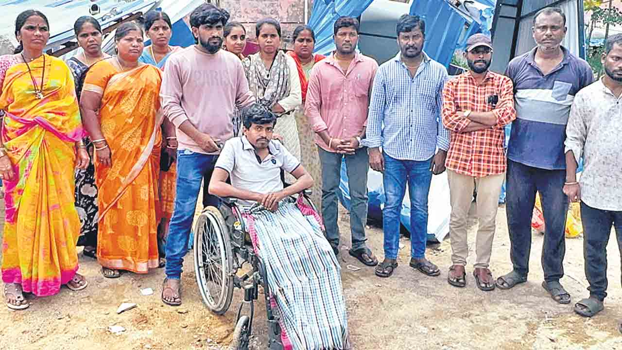 కూల్చివేతల్లో పక్షపాతం.. ఇందిరమ్మకాలనీ వాసుల ఆందోళన