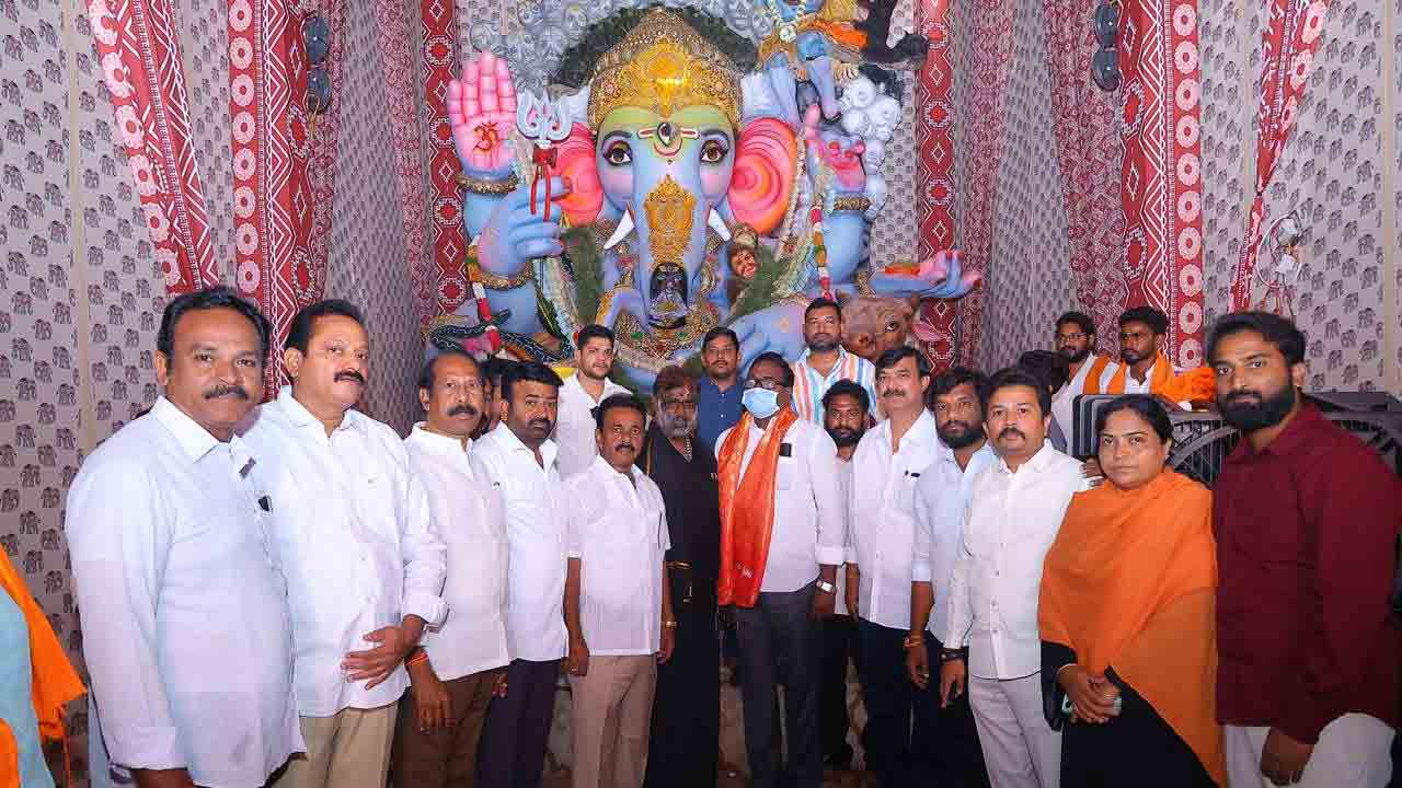 గణేష్ మండపాల వద్ద పూజలు చేసిన మాజీ మంత్రి పువ్వాడ అజయ్‌