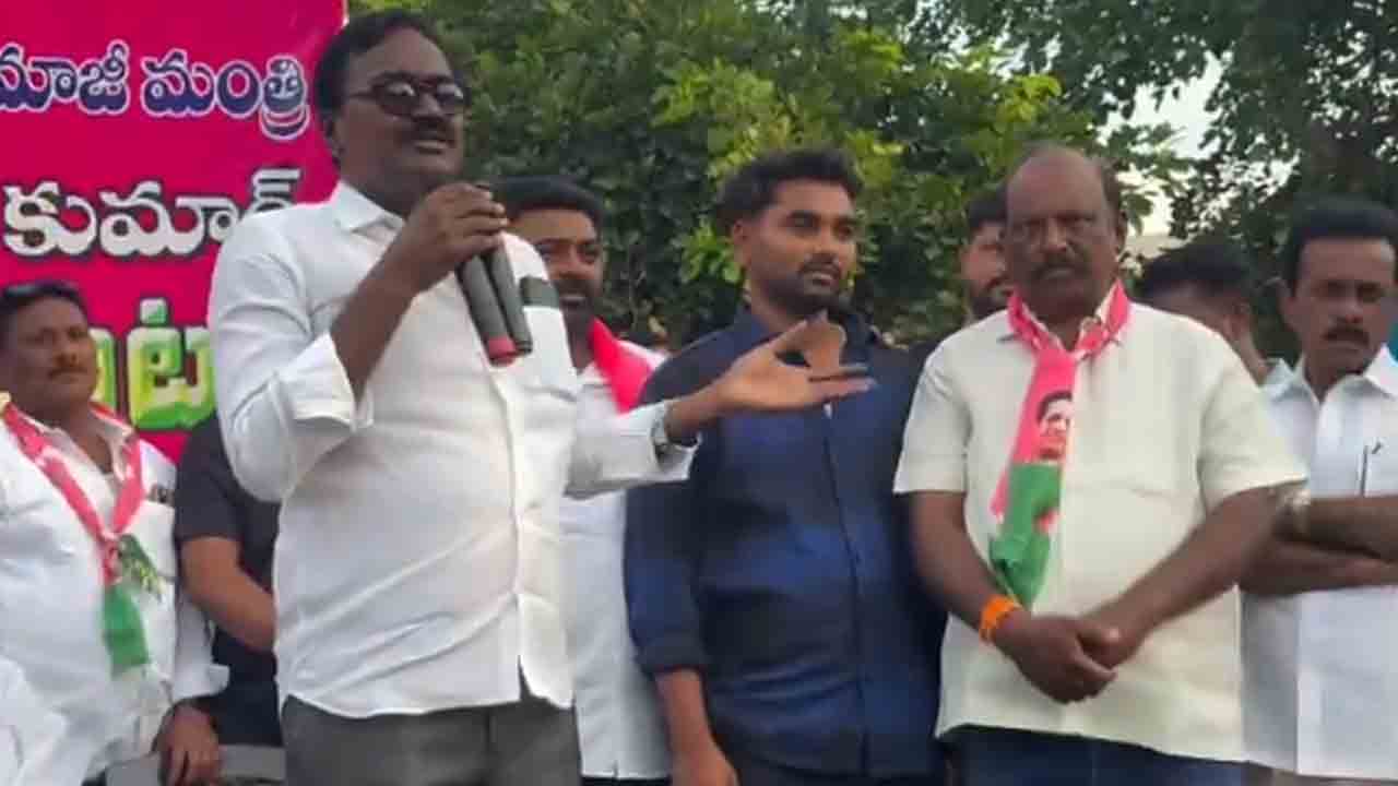 Khammam | సోషల్ మీడియా ఇన్ఫ్లూయెన్సర్కు అండగా పువ్వాడ.. మేమున్నామంటూ భరోసా..! Khammam | సోషల్ మీడియా ఇన్ఫ్లూయెన్సర్కు అండగా పువ్వాడ.. మేమున్నామంటూ భరోసా..!