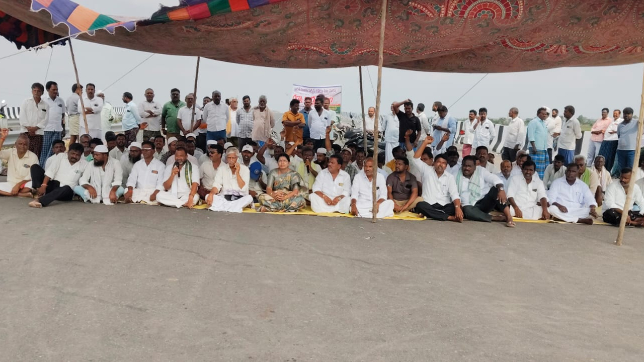 భారత్‌మాల హైవేపై ప్రజల ఆగ్రహం.. సర్వీస్, లింక్ రోడ్ల కోసం రాజోలిలో నిరసన