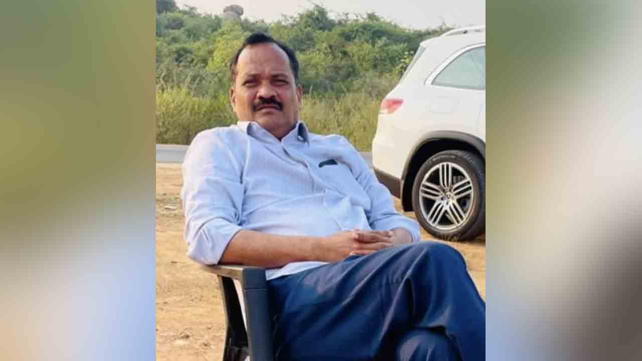 Realtor Suicide | రాజకీయ నాయకుల వేధింపులు తాళలేక ప్రముఖ రియల్టర్ ఆత్మహత్య..!