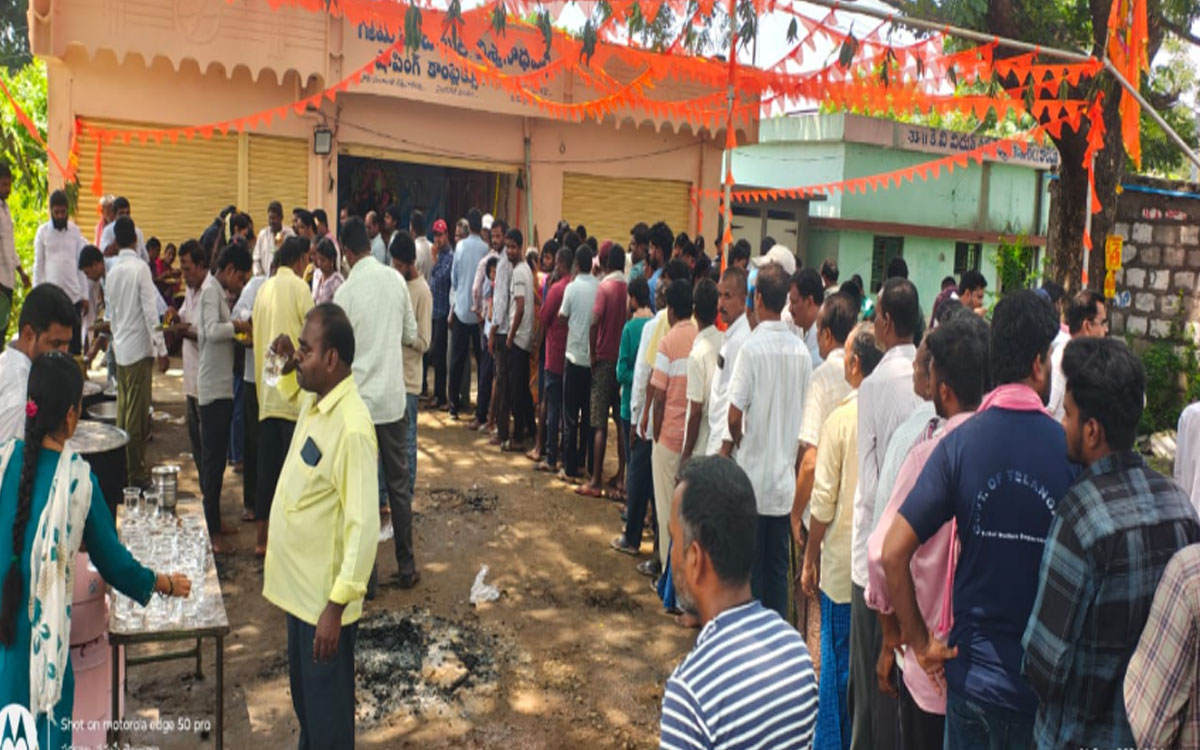 కారేపల్లి క్రాస్ రోడ్ గణపతి మండపం వద్ద మహా అన్నదానం