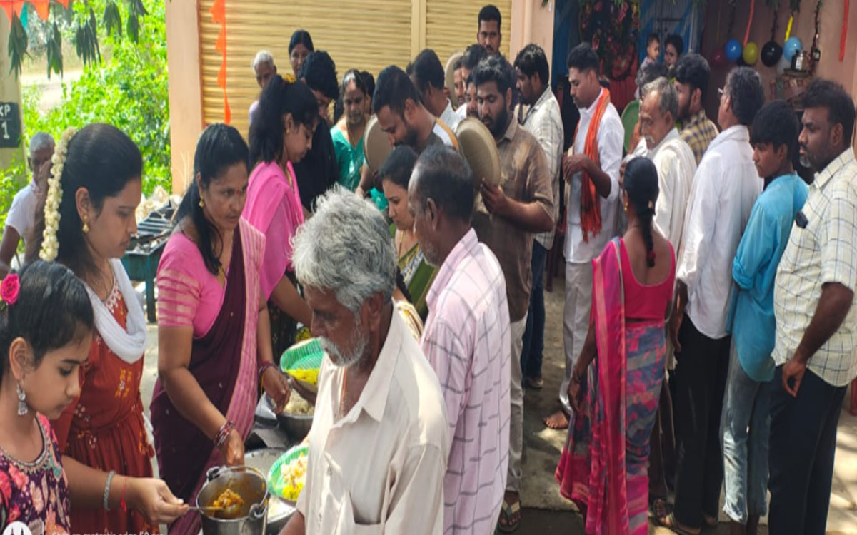 కారేపల్లి క్రాస్ రోడ్ గణపతి మండపం వద్ద మహా అన్నదానం