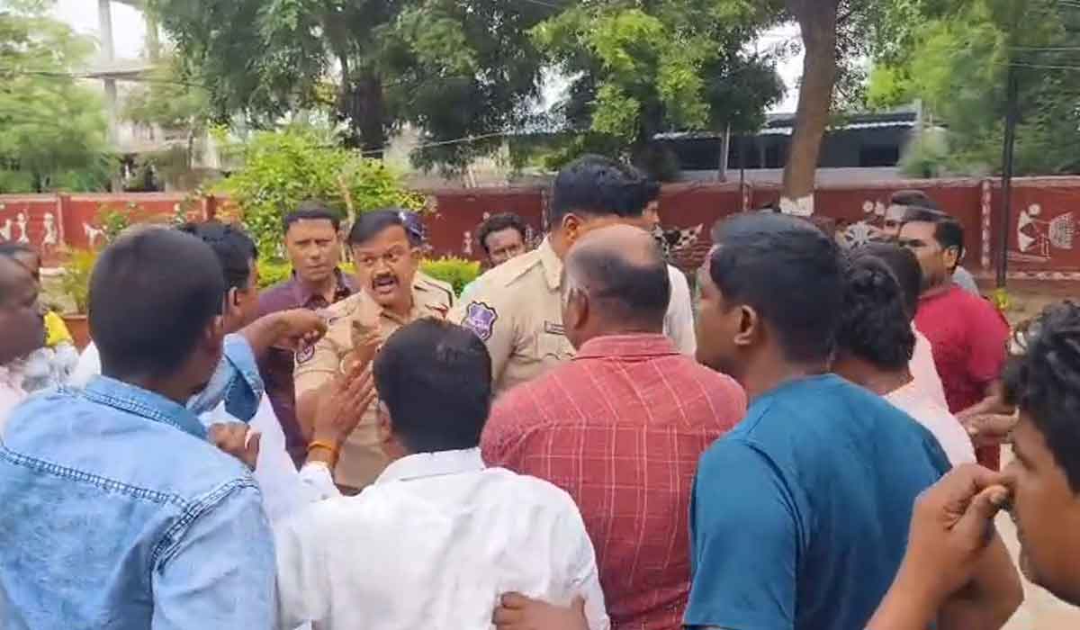 Mogilipalem | ఎల్ఎండీ ఠాణాలో ఉద్రిక్తత.. మొగిలిపాలెం సర్పంచ్ కు మద్దతుగా వెళ్లిన గ్రామస్తులపై జులుం
