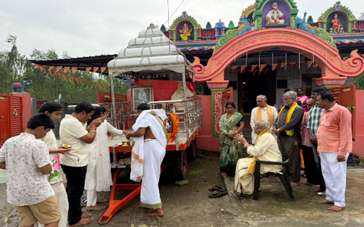 షిరిడీ పుష్కర ద్వారక సాయిబాబా ఆలయానికి రథం బహూకరణ