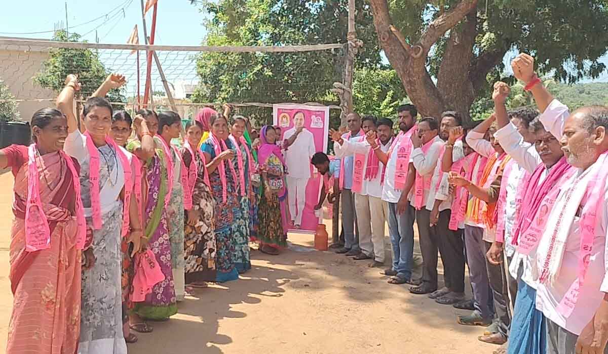 Kotagiri | కేసీఆర్ తోనే తండాల అభివృద్ధి.. సుద్దులం తాండలో కేసీఆర్, సంత్ సేవాలాల్ మహారాజ్ చిత్రపటాలకు పాలాభిషేకాలు