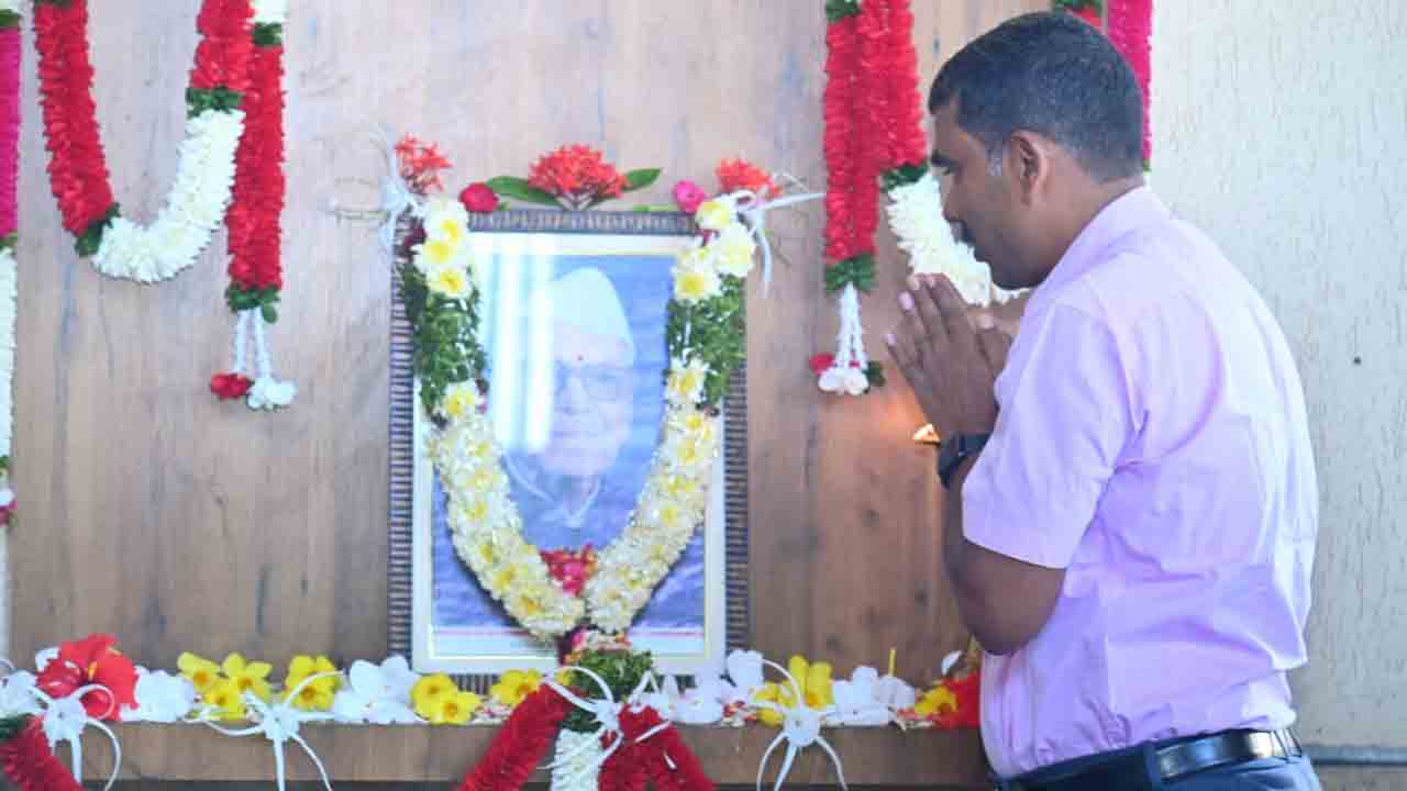 మహనీయుల ఆశయాలను కొనసాగించాలి : అదనపు కలెక్టర్ బి. రాజ గౌడ్