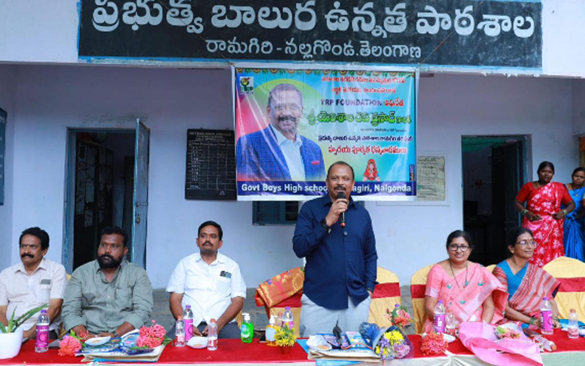 చదువుకున్న పాఠశాలకు చేయూత