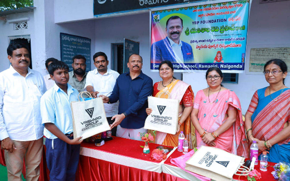 చదువుకున్న పాఠశాలకు చేయూత