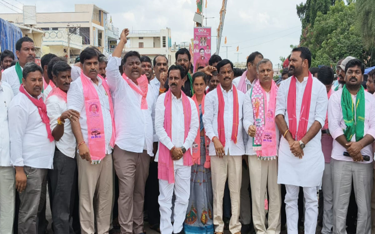 బీఆర్‌ఎస్ ఎమ్మెల్యేలను అసెంబ్లీకి వెళ్ల‌కుండా అడ్డుకోవ‌డం దుర్మార్గం : మాజీ ఎమ్మెల్యే రవీంద్రకుమార్