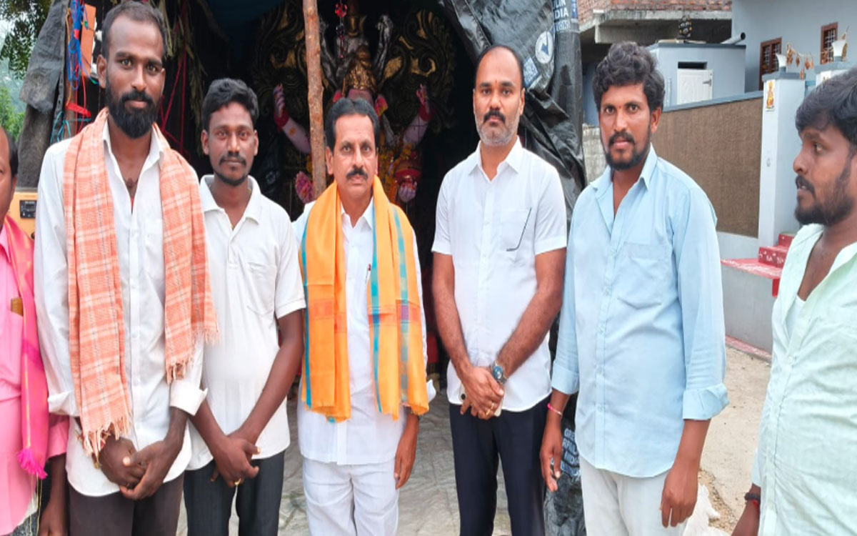 వినాయకుడికి మాజీ ఎమ్మెల్యే రమావత్ రవీంద్ర కుమార్ పూజ‌లు