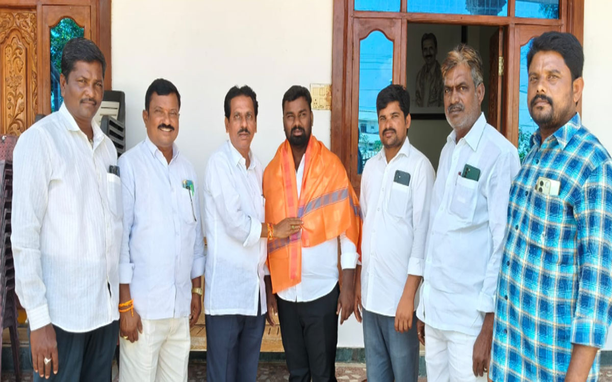 సర్పంచుల సమస్యల పరిష్కారానికి కృషి చేయాలి : మాజీ ఎమ్మెల్యే రమావత్ రవీంద్ర కుమార్