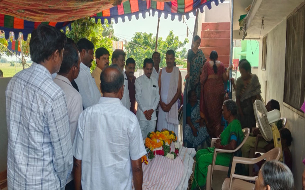 పల్లా జంగారెడ్డి మృతి బాధాకరం : మాజీ ఎమ్మెల్యే రవీంద్ర కుమార్