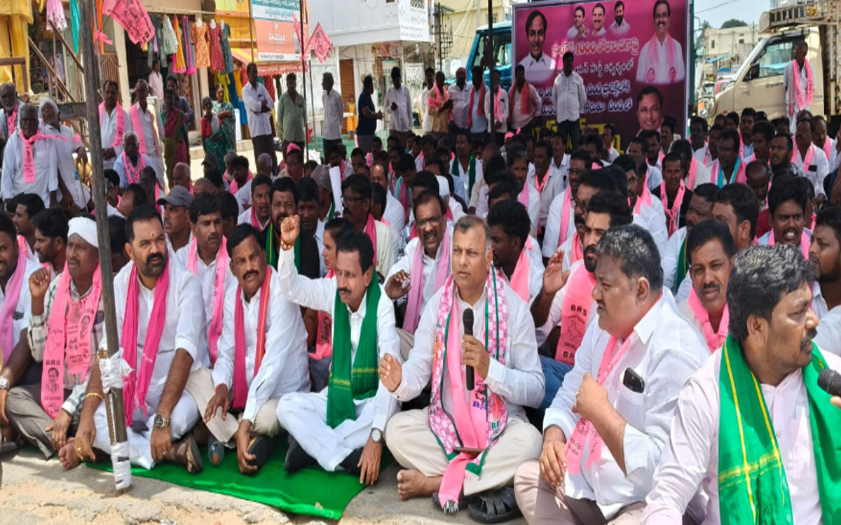 రైతులకు కాంగ్రెస్ ప్ర‌భుత్వం ద్రోహం : మాజీ ఎమ్మెల్యే రవీంద్ర కుమార్