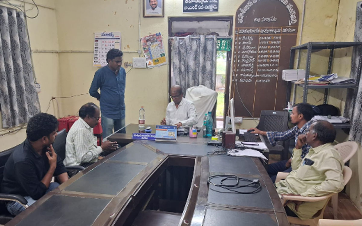 భూ భారతిపై అవగాహన కలిగి ఉండాలి : ఆర్డీవో వేణుమాధవ్
