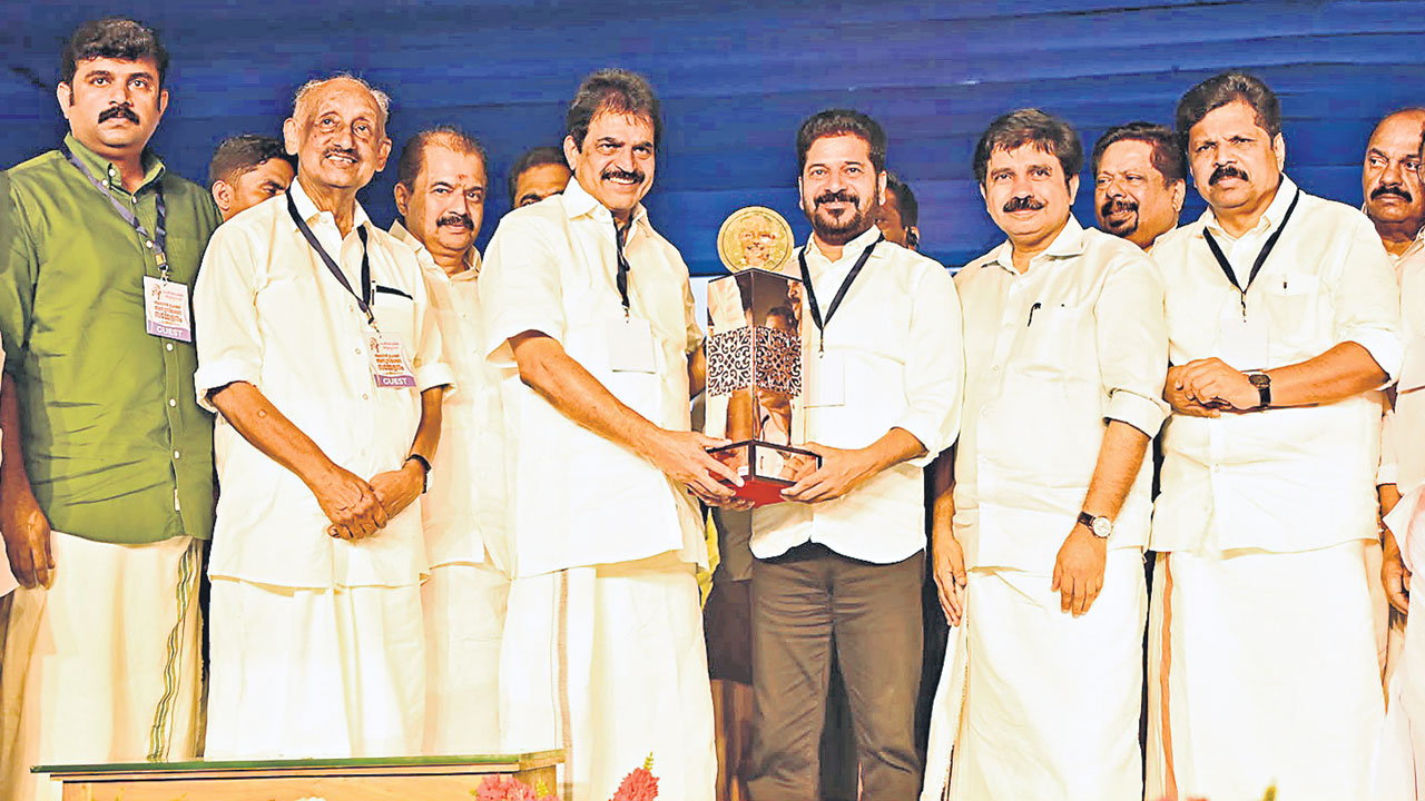 ముఖ్యమంత్రి రేవంత్‌రెడ్డికి కేరళ అవార్డు