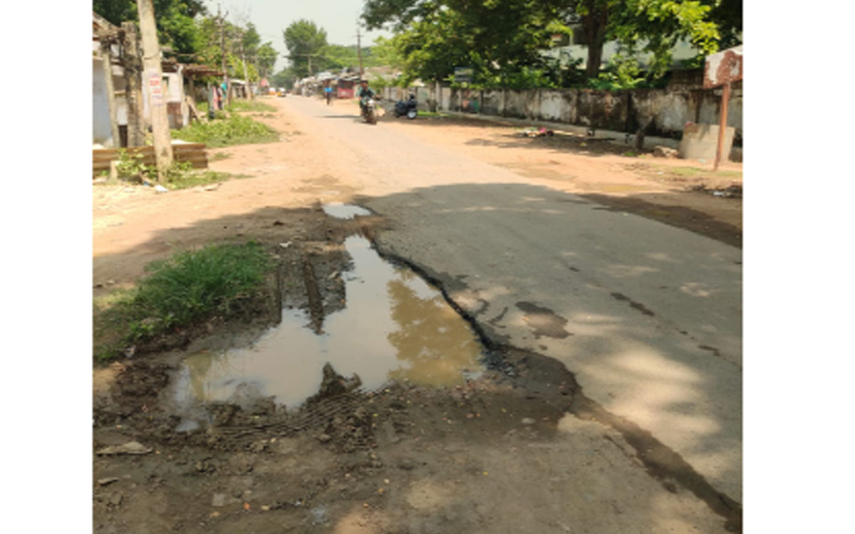 గుంతలమయంగా రుద్రంపూర్–గౌతంపూర్ ప్రధాన రహదారి